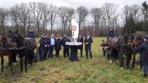 Riant en Van Wijnen ondertekenden woensdag een overeenkomst voor de bouw van twaalf villa's en een appartementencomplex op Landgoed Spelderholt in Beekbergen. © Paul Hartman